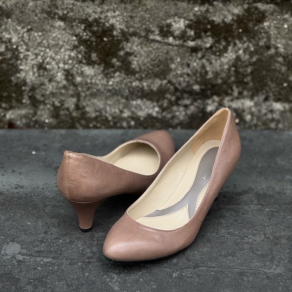 Elegant Women's Tan Pumps